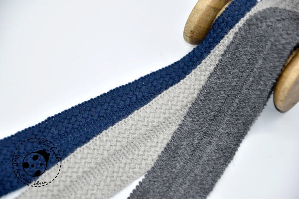 Falzband "Knit" Wolltresse/Falztresse ist vorgefalzt und extra breit ausgelegt. Es kann somit ganz einfach um die offene Kante gelegt und festgesteppt werden. Dieses wunderschöne Einfassband in Strick-Optik eignet sich zum Einfassen der Stoffkanten von festen Stoffen, wie Walk, Wolle, Strick und Fleece. Es lässt sich wie eine Art Schrägband zusammenfalten und vernähen bzw. umsäumen. Schrägbänder sind geeignet zum Einfassen und Verzieren von Accessoires sowie für Bekleidung, Deko - Glückpunkt.