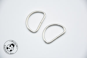 D-Ring-Set "Elegant" - 2 Stück. Der Halbring hat einen Durchmesser von ca. 25 mm und ist extra dick. An der Verbindungsstelle ist er nicht verschweißt. D-Ringe eignen sich besonders zum Befestigen von Gurten an Taschen oder Handtaschen, sowie für die Herstellung von Hundeleinen oder Schnullerbändern. Halbring, Dring, D Ring - Nähen/Basteln - Glückpunkt