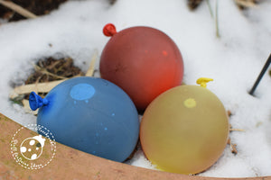 Experimente mit Kindern - Aus Wasser wird Eis - Kalt - Winter - Kinder lernen - Wissenschaft für Kinder - Schnee - Kindergarten - Kleinkind - heiß & kalt - Luftballon, Wasser & Lebensmittelfarbe - Leben mit Kindern - Mama sein - glücklich - Glückpunkt.