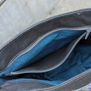 Das eBook "Kailua" - Handtasche/Umhängetasche/Schultertasche - von LindaMaj ist eine kleine Handtasche mit den ungefähren Maßen 26x22x8 (BxHxT in cm), die du in zwei Varianten nähen kannst. Die wesentlichen Unterschiede finden sich beim Verschluss, der Tragemöglichkeit und beim Taschenboden. Lässt sich die eine Variante mit einer Taschenklappe verschließen, so schützt die andere Variante mit einem innenliegenden Reißverschluss den Inhalt der Tasche. Nähen - Damen - Umhängetasche - Glückpunkt