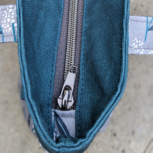Das eBook "Kailua" - Handtasche/Umhängetasche/Schultertasche - von LindaMaj ist eine kleine Handtasche mit den ungefähren Maßen 26x22x8 (BxHxT in cm), die du in zwei Varianten nähen kannst. Die wesentlichen Unterschiede finden sich beim Verschluss, der Tragemöglichkeit und beim Taschenboden. Lässt sich die eine Variante mit einer Taschenklappe verschließen, so schützt die andere Variante mit einem innenliegenden Reißverschluss den Inhalt der Tasche. Nähen - Damen - Umhängetasche - Glückpunkt