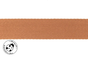 Gurtband "Cotton Basic Line" mit einer Breite von ca. 40 mm. Das Gurtband ist fest und sehr strapazierfähig, aber aus einer besonders weichen Baumwoll-Qualität. Gurtband eignet sich besonders gut für die Herstellung von Täschchen und Taschen oder Rucksäcken und Accessoires, wie Gürteln, Schlüsselbändern, etc. aber auch für die Verschönerung von Kleidungsstücken wie z.B. an Jacken, etc. - Nähen - Glückpunkt