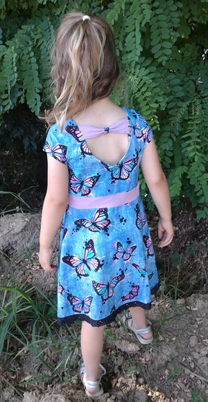 Das "Kleid Helena" für Mädchen von Tante Emmas Nähladen ist ein Schnitt für Kinder in den Größen 74 bis 158, bzw. dem Brustumfang 45-78 cm, Körpergröße 69-158 cm. Der Schnitt orientiert sich an dem Brustumfang und der Körpergröße, so dass die Angaben von den Kaufgrößen abweichen können. Ein besonderer Hingucker bei diesem Kleid ist der Rückenausschnitt, bei dem du deiner Kreativität freien Lauf lassen kannst. Nähen für Kinder - Glückpunkt
