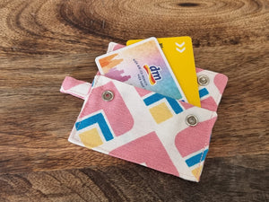 eBook "Pikto" von Pixelfux Mediendesign. Dieses eBook enthält eine Schritt für Schritt-Anleitung, sowie das Schnittmuster. Schnitt Kartentäschchen Pikto beinhaltet  ein sehr schnell genähtes kleines Täschchen, welches mit Einem oder Zwei Druckknöpfen verschlossen wird. Verstaue dort deine Visitenkarten, deine Bankkarte, deine Krankenkarte oder eine andere Chipkarte. Das Täschchen Pikto eignet sich super für die Resteverwertung und ist ein ideales Mitbringsel. Geschenkidee - Glückpunkt