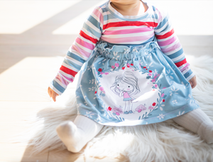 Das eBook "lovely bloom" von LovelySewDesign ist ein Paperbag-Kleid, welches mit unterschiedlichen Stoffen über das ganze Jahr getragen werden kann. Das Schnittmuster des Kleides ist in 15 Größen erhältlich: - 74, 80, 86, 92, 98, 104, 110, 116, 122, 128, 134, 140, 146, 152 und 158 Das Schnittmuster enthält 0,7 cm Nahtzugabe und Saumzugabe. Nähen - Kinder - Paperbag-Kleid - Glückpunkt