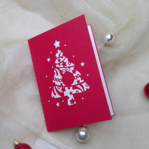 Plotterdatei "B6 Card Christmas Tree" - Weihnachten - byseehasdesign - Eine Plotterdatei um schöne Weihnachtskarten mit Tannenbaum aus Papier zu plotten. Kartenformat gefaltet: 120 x 170 mm (Format B6) Verwende farbiges Papier 160- 300g für die Karte und farbiges Kopierpapier 80-100g für die Einlageblätter. Das Motiv der Karte kann auch in fertige, gekaufte Karten eingepasst werden - Transparenter Hintergrund- Plottdatei - Plotter - Plotten - Plott  - Faltkarte - Glückpunkt
