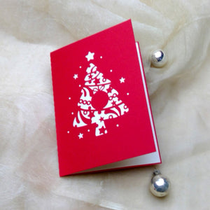 Plotterdatei "B6 Card Christmas Tree" - Weihnachten - byseehasdesign - Eine Plotterdatei um schöne Weihnachtskarten mit Tannenbaum aus Papier zu plotten. Kartenformat gefaltet: 120 x 170 mm (Format B6) Verwende farbiges Papier 160- 300g für die Karte und farbiges Kopierpapier 80-100g für die Einlageblätter. Das Motiv der Karte kann auch in fertige, gekaufte Karten eingepasst werden - Transparenter Hintergrund- Plottdatei - Plotter - Plotten - Plott  - Faltkarte - Glückpunkt