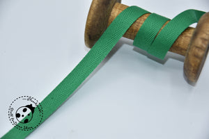 Bei diesem Angebot handelt es sich um hochwertiges Köperband "uni" in grün. Dieses wunderschöne Köperband ist weich, aber trotzdem sehr stabil. Angenehm im Griff. Unelastisch. 