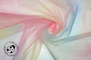 Soft-Tüll "Rainbow Ballerina". Wunderschönes Regenbogen-Dessin mit Farbverlauf in verschiedenen Farbstellungen. Leichte, ganz weiche Tüll-Qualität - daher auch häufig Brauttüll genannt. Tüll - Softtüll, Braut-Tüll oder auch Schleiertüll eignet sich besonders gut für die Herstellung von Petticoats, Faschingskostümen, Deko etc. und ist besonders weich, so dass auch empfindliche Haut nicht belastet wird. Nähen für Kinder/Damen/Frauen - Tüllrock - Glückpunkt