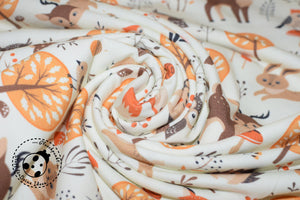 Jersey "Autumn Animals" aus der Feder von Fräulein von Julie. Auf diesem Dessin findet man wunderschöne Waldtiere, wie Igel, Hase, Fuchs, Reh, etc. in verschiedenen Braun- und Orangetönen auf cremefarbenem oder dunkelblauem Hintergrund. Wunderschönes Tier-Dessin - angenehm im Griff, quer-elastisch. Jersey eignet sich besonders gut für die Herstellung von weich fließenden Kleidungsstücken, wie z.B. Tuniken, Kleidern, Röcken, T-Shirts, etc