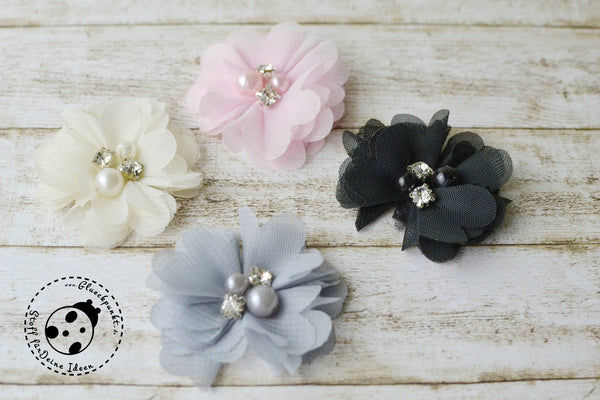 Bei diesem Angebot handelt es sich um wunderschöne Stoffblumen - "Perlen" in verschiedenen Farben Die Blumen lassen sich einfach aufnähen und verleihen jedem Teil das gewisse Extra. 