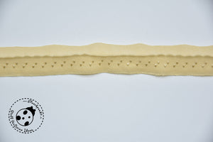 BH-Trägerband "Chloé". Das klassische Trägerband hat eine wunderschön glänzende Oberfläche und eine hautfreundlich angeraute Unterseite. Dieses wunderschöne elastische Einfassband ist leicht glänzend, zum Einfassen der Stoffkanten von elastischen Stoffen, Es lässt sich wie eine Art Schrägband zusammenfalten und vernähen bzw. umsäumen. elastisches Einfassband - Schrägband - Falzummiband - Glückpunkt