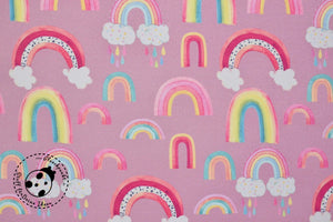 Digitaldruck-Softshell "Funky Rainbow". Zauberhaftes Regenbogen-Dessin mit Wolken und Regenbögen auf rosafarbenem Hintergrund. Besonders angenehm im Griff, mit aufgerauter farbig passender Fleece-Abseite mit farbig passender Rückseite. Elegante bedruckte Softshell-Qualität mit verspieltem Design. Softshell eignet sich besonders gut für die Herstellung von wetterfester Kleidung, wie z.B. Jacken, Mäntel, Hosen, etc. - Nähen für Kinder/Mädchen/Damen - Glückpunkt