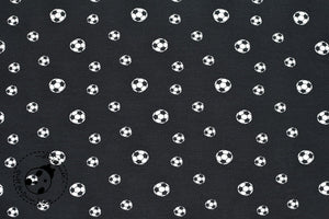 Jersey "Black Soccer"- ein Muss für alle Fußball-Fans. Sportliches, schlichtes Fußball-Dessin mit verschiedenen großen aufgedruckten Fußball-Motiven auf schwarzem Hintergrund. Kuschelige, formstabile Jersey-Qualität, angenehm im Griff, durch den Elastananteil dehnbar. Jersey eignet sich besonders gut für die Herstellung von Kleidungsstücken, wie z.B. Jacken, Kleidern, Röcken, T-Shirts, Mützen etc. Nähen - Mädchen/Damen/Baby/Kinder/Jungen/Herren - Glückpunkt