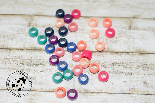 Hoodie-Perlen "Little Color" in verschiedenen Farbstellungen.  Gekauft wird ein Set bestehend aus 4 Perlen aus Kunststoff.  Perlen eignen sich wunderbar als Endstücke an Kordeln, Verzierungen, oder auch als Schmuckperlen etc. Großlochperlen