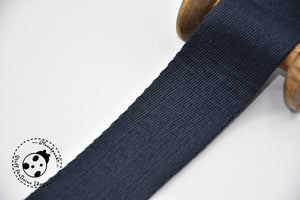Gurtband "Cotton Basic Line" mit einer Breite von ca. 40 mm. Das Gurtband ist fest und sehr strapazierfähig, aber aus einer besonders weichen Baumwoll-Qualität. Gurtband eignet sich besonders gut für die Herstellung von Täschchen und Taschen oder Rucksäcken und Accessoires, wie Gürteln, Schlüsselbändern, etc. aber auch für die Verschönerung von Kleidungsstücken wie z.B. an Jacken, etc. - Nähen - Glückpunkt