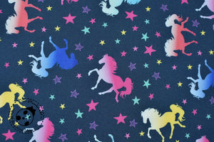 Digitaldruck-Softshell "Rainbow Horses". Farbenfrohes Pferde-Dessin mit Sternen auf dunkelblauem Hintergrund. Besonders angenehm im Griff, mit aufgerauter farbig passender Fleece-Abseite mit farbig passender Rückseite. Elegante bedruckte Softshell-Qualität mit verspieltem Design. Softshell eignet sich besonders gut für die Herstellung von wetterfester Kleidung, wie z.B. Jacken, Mäntel, Hosen, etc. - Nähen für Kinder/Mädchen/Damen - Glückpunkt