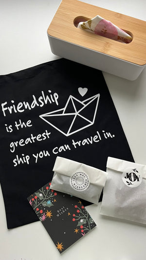 Plotterdatei-Serie "Friendship" von MiToSa-Kreativ. Egal ob zum Geburtstag, zu Weihnachten oder einfach so zwischendurch, weil es an der Zeit ist, sich für die Freundschaft zu bedanken und zu zeigen, dass man froh ist, sich zu haben. Diese Plotterdatei geht ins Herz und liegt mir sehr am Herzen. „FRIENDSHIP is the greatest ship you can travel in.“ Wahre Freundschaft ist EINFACH & ECHT. - Plottdatei - Plotter - Plotten - Plott  - Glückpunkt