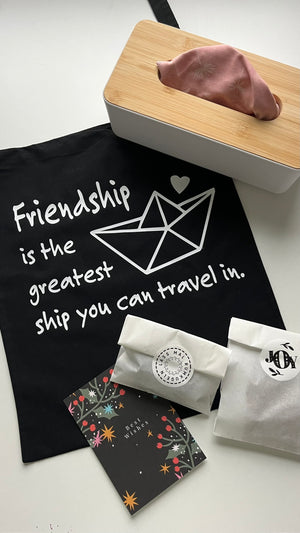 Plotterdatei-Serie "Friendship" von MiToSa-Kreativ. Egal ob zum Geburtstag, zu Weihnachten oder einfach so zwischendurch, weil es an der Zeit ist, sich für die Freundschaft zu bedanken und zu zeigen, dass man froh ist, sich zu haben. Diese Plotterdatei geht ins Herz und liegt mir sehr am Herzen. „FRIENDSHIP is the greatest ship you can travel in.“ Wahre Freundschaft ist EINFACH & ECHT. - Plottdatei - Plotter - Plotten - Plott  - Glückpunkt