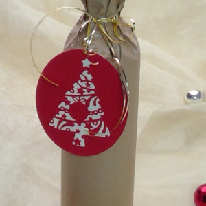 Plotterdatei "Geschenkbanderole Tannenbaum" - Weihnachten - byseehasdesign - Die Banderole Tannenbaum ist ideal um Flaschen, Gläser, Geschenke für Weihnachten mit Papier, Folien und anderen Materialien zu dekorieren. Die Grösse der Banderole beträgt 10 x 29,2 cm Mit in der Datei enthalten ist auch ein Oval mit Tannenbaum ideal als Geschenkanhänger verwendbar. Die Grösse des Ovals beträgt 10,8 x 9 cm - Plottdatei - Plotter - Plotten - Plott - Glückpunkt