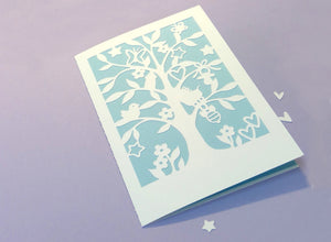 Plotterdatei "Karte Baby Baum" - byseehasdesign - Plotterdatei Karte Baby-Baum um Babykarten aus Papier zur Geburt oder Taufe zu plotten. Kartenformat gefaltet: 10,2 x 14,5 cm Verwende farbiges Papier 160- 300g für die Karte und farbiges Kopierpapier 80-100g für die Einlageblätter. Die Dateien erlauben das Motiv in jeder erwünschten Grösse zu verkleinern oder zu vergrössern - Plottdatei - Plotter - Plotten - Plott  - Faltkarte - Geburt/Geburtstagsgeschenk - Glückpunkt