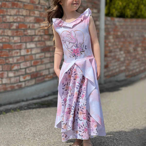Bei diesem Angebot handelt es sich um das eBook "lovely princess 74-116" von LovelySewDesign. Dieses eBook enthält eine bebilderte Schritt für Schritt-Anleitung, sowie das Schnittmuster in DIN A4. Lovely princess ist ein Kleid, welches Mädchenherzen höher schlagen lässt. Größen 74-164 - Tunika                                  - Prinzessinnen-Kleid                    - schlichtes Drehkleid             - Vokuhila-Kleid               - bodenlanges Kleid   Nähen - Kinder - Mädchen - Glückpunkt