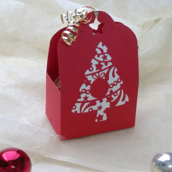Plotterdatei "Geschenkverpackung Tannenbaum" - Weihnachten - byseehasdesign - Bastle schöne kleine Schachteln für kleine Geschenke und Mitbringsel mit denen Du liebe Bekannten und Verwandten zu Weihnachten mit etwas Schönem erfreuen kannst. Größe der Geschenkverpackung gefaltet: Breite 8cm, Tiefe 5cm, Höhe 12cm Die Schachtel kann beliebig vergrössert oder verkleinert werden. Die Datei passt auf ein A4 - Plottdatei - Plotter - Plotten - Plott - Glückpunkt