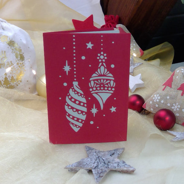 Plotterdatei "Karte Kugeln" - Weihnachten - byseehasdesign - Eine schöne Plotterdatei für Weihnachtskarten mit Kugeln. Kartenformat gefaltet: 10,2 x 14,5 cm Verwende farbiges Papier 160- 300g für die Karte und farbiges Kopierpapier 80-100g für die Einlageblätter. Die Dateien erlauben das Motiv in jeder erwünschten Grösse zu verkleinern oder zu vergrössern. - Plottdatei - Plotter - Plotten - Plott  - Faltkarte - Geburtstagsgeschenk - Glückpunkt