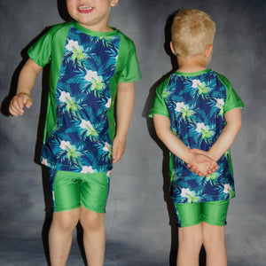 Bobo‘s Wellenspiel ist eine vielseitigen Badekombination für wasserverrückte Jungs, die natürlich auch für Mädchen am Strand und im Bad wunderbar funktioniert.  Mit diesem vielseitigen Schnittmuster bekommst du die Möglichkeit, aus elastischen und nicht elastischen Badestoffen eine Hose und aus dehnbaren Stoffen auch ein passendes UV-Shirt zu nähen.  Nähen - Kinder - (Bade)Hose/Shirt - Glückpunkt