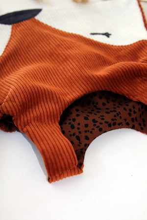 Das eBook "Fuchskleid" von AnniNanni ist ein lockeres Kleid mit weiten Hals- und Armausschnitten, das aus nicht dehnbaren Stoffen genäht wird. So kommt es ohne Reißverschluss aus und wird stattdessen unter den Armen mit einem Gummi zwischen Beleg und Oberstoff gearbeitet, der das Kleid in Form hält. Nähen Kinder/Mädchen - Applikationen - Cordkleid - Fuchs - Hängerchen - Latzkleid - Kleid - Schlupfkleid - Glückpunkt