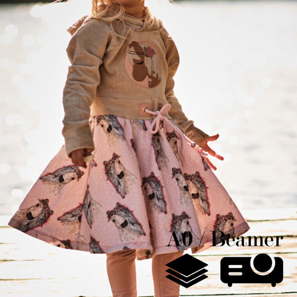 Bei diesem Angebot handelt es sich um das eBook "lovely hoodie dress 50-98" von LovelySewDesign. lovely hoodie dress (Baby & Kids) ist ein bequemes, weit geschnittenes Kleid, das Mädchen vom Babyalter bis ins Schulalter (Größe 50-158) über das ganze Jahr tragen können. Ihr könnt es mit allen dehnbaren Stoffen nähen und eurer Tüddelleidenschaft bei den Teilungen freien Lauf lassen. Nähen - Kinder - Kleid/Kapuzenkleid - Glückpunkt.
