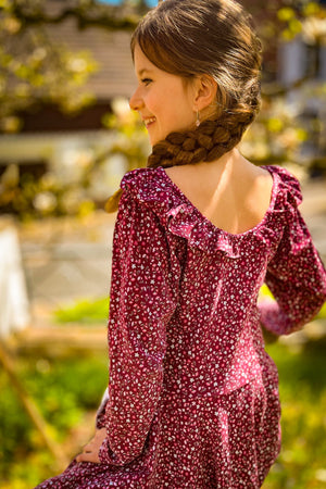 Bei diesem Angebot handelt es sich um das eBook "lovely princess 122-164" von LovelySewDesign. Dieses eBook enthält eine bebilderte Schritt für Schritt-Anleitung, sowie das Schnittmuster in DIN A4. Lovely princess ist ein Kleid, welches Mädchenherzen höher schlagen lässt. Größen 122-164 - Tunika                                  - Prinzessinnen-Kleid                    - schlichtes Drehkleid             - Vokuhila-Kleid               - bodenlanges Kleid   Nähen - Kinder - Mädchen - Glückpunkt