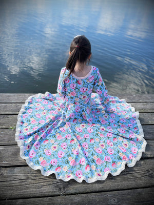 Bei diesem Angebot handelt es sich um das eBook "lovely princess 74-116" von LovelySewDesign. Dieses eBook enthält eine bebilderte Schritt für Schritt-Anleitung, sowie das Schnittmuster in DIN A4. Lovely princess ist ein Kleid, welches Mädchenherzen höher schlagen lässt. Größen 74-164 - Tunika                                  - Prinzessinnen-Kleid                    - schlichtes Drehkleid             - Vokuhila-Kleid               - bodenlanges Kleid   Nähen - Kinder - Mädchen - Glückpunkt