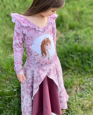 Bei diesem Angebot handelt es sich um das eBook "lovely princess 122-164" von LovelySewDesign. Dieses eBook enthält eine bebilderte Schritt für Schritt-Anleitung, sowie das Schnittmuster in DIN A4. Lovely princess ist ein Kleid, welches Mädchenherzen höher schlagen lässt. Größen 122-164 - Tunika                                  - Prinzessinnen-Kleid                    - schlichtes Drehkleid             - Vokuhila-Kleid               - bodenlanges Kleid   Nähen - Kinder - Mädchen - Glückpunkt
