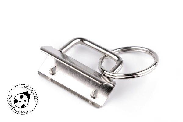 Schlüsselband-Rohling "Metall" mit einem Durchmesser von 32mm. Der Rohling besteht aus 1 Metall-Klammer (Breite ca. 32mm) und 1 Schlüsselring (Durchmesser ca. 25mm) Mit unseren Rohlingen kannst Du super einfach individuelle Schlüsselanhänger zaubern. Passend für 30-32mm breite Gurtbänder sowie Filz, Stoff oder Plane mit einer Materialbreite von 30 - 32mm.  Für Schlüsselbändern, Schlüsselanhänger, Taschen, etc.  - Glückpunkt.
