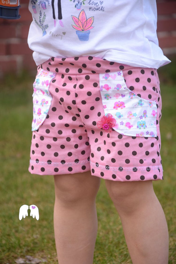 Bei diesem Angebot handelt es sich um das eBook "Piccolo Sole" von Engelinchen Design. Dieses eBook enthält eine bebilderte Schritt für Schritt-Anleitung, sowie das Schnittmuster. - Hose - Sommerhose - Shorts - Pants - Windelträger - Taschen - Nähen für Kinder - Mädchen/Jungen - Schnitt - Glückpunkt.