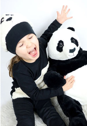 Ab sofort kannst du deinem Kind ein zuckersüßes Pandabärchenkostüm selber nähen! Dieses Schnittmuster ist nähbar von Gr. 86 – 140 bzw. die Mütze für einen Kopfumfang von 45 – 56 cm und besteht aus 3 Teilen: - Mütze mit Pandabärchen-Gesicht und Ohren - Oberteil mit Unterteilung - Hose Dadurch, dass die Kleidung mehrteilig ist, hat sie einen enormen Vorteil – eigentlich sogar 2:- Das Kind kann sich allein anziehen und muss nicht mit Reißverschlüssen, Knöpfen und Co hantieren