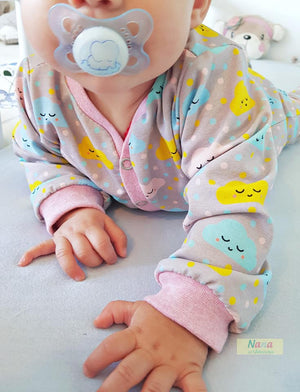 Jersey "Clouds", Strickbündchen "Luna Melange" - eBook - "Strampler" - Einteiler - Lybstes - Infos zum Schnitt:  Der Strampler ist perfekt für kleine Babys, aber auch Kleinkinder. Mit den Füßchen wird - auch noch für die Größeren - ein toller Schlafanzug draus! Und wenn die Kleinen so garnicht still halten wollen, dann näht man ihn mit einem Reißverschluss, statt der Knopfleiste - Nähen für Babys/Babyaustattung