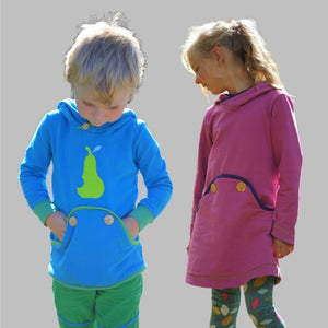 eBook - lütte Knopfliebe von Lumali - Schnitte mit K(n)opf - tolles Schnittmuster zum Nähen für Kinder - Hoodie/Kleid - For Mami & Me Knopfliebe verstecken sich zwei Schnittmuster, zum einen ein hübsches Kleid zum anderen ein unisex Hoodie. Beide mit einer besonderen Tasche. Die Tasche ist in die gerundete Teilung eingearbeitet, so dass sie innen liegt und ganz einfach zu nähen ist. Nähen für Kinder/Mädchen - Glückpunkt