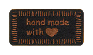 Applikation zum Aufbügeln "Handmade with Love".  Ein echter Hingucker - der coole Schriftzug "Hand made with <3" in Lederoptik. Der Aufbügler hat eine Größe von ca. 39 x 19 mm - Bügelbild, Bügelapplikation, Bügel-Applikation, Aufbügler, Applikation, Kunstleder, Label - Nähen Damen/Herren/Kinder - Glückpunkt
