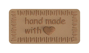 Applikation zum Aufbügeln "Handmade with Love".  Ein echter Hingucker - der coole Schriftzug "Hand made with <3" in Lederoptik. Der Aufbügler hat eine Größe von ca. 39 x 19 mm - Bügelbild, Bügelapplikation, Bügel-Applikation, Aufbügler, Applikation, Kunstleder, Label - Nähen Damen/Herren/Kinder - Glückpunkt