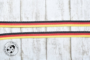 Kordel/Webband "Germany". Cooles Deutschland-Dessin in schwarz-rot-gold. Dieses wunderschöne Web-Band ist auch als Kordel nutzbar, denn es ist sehr stabil und fest. Angenehm im Griff. Unelastisch. Webband wird zum Verzieren von Bekleidung, Taschen, etc. verwendet, allerdings kann es auch zur Erstellung von Etiketten genutzt werden. Nähen - Glückpunkt