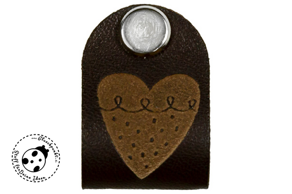 Kunstleder-Knick-Label "Herz". Das Knicklabel besteht aus Kunstleder mit einem zauberhaften Herz-Dessin. Cooler Hingucker als Patch an Deinem Nähwerk, welches mit einer Schraube befestigt wird - Handmade - Patches - Patch - Nähen - Kinderkleidung - Kinder - Glückpunkt.