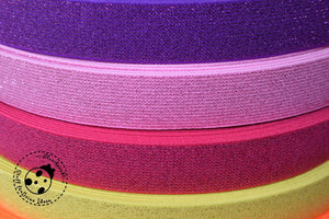 Gummiband "Glitzer" in verschiedenen Farben. Das Gummiband hat eine Breite von ca. 25 mm und einen tollen Glitzer Effekt durch die Lurex-Fäden. Gummiband/Gummi-Band eignet sich für Bekleidung, Accessoires und kreative Bastelarbeiten