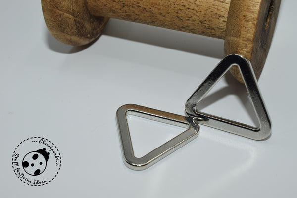 Metall-Schnalle "Triangle" - 2 Stück - Die Metall-Schnalle in Dreiecksform hat einen Durchzug von ca. 20mm. Metall-Schnallen eignen sich besonders zum Befestigen von Gurten an Taschen oder Handtaschen, sowie für die Herstellung von Hundeleinen oder Schnullerbändern. Gurtschieber, Schieber, Gurt-Schieber - Dreieck - Glückpunkt.