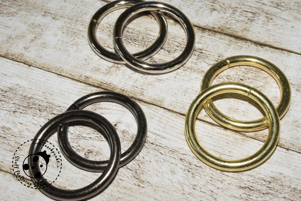 Metallring-Set "Metall" - 2 Stück.  Der Metall-Ring hat einen Durchzug von ca. 25mm und ist in der Verbindungsstelle nicht verschweißt.  Metall-Ringe eignen sich besonders zum Befestigen von Gurten an Taschen oder Handtaschen, sowie für die Herstellung von Hundeleinen oder Schnullerbändern.  Gurtschieber, Schieber, Gurt-Schieber