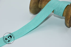 Falzgummiband, vorgefalzt in verschiedenen Farben.  Dieses wunderschöne elastische Einfassband ist leicht glänzend, zum Einfassen der Stoffkanten von elastischen Stoffen, Es lässt sich wie eine Art Schrägband zusammenfalten und vernähen bzw. umsäumen. Verwendung Schrägbänder sind ideal geeignet zum Einfassen und Verzieren von Tischwäsche, Vorhängen und Bettwäsche sowie für Bekleidung, Accessoires, Deko uvm. elastisches Einfassband - Schrägband - Falzummiband - Glückpunkt