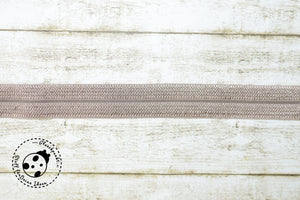 Falzgummiband "Taima" vorgefalzt in verschiedenen Farben.  Dieses wunderschöne elastische Einfassband ist leicht glänzend, zum Einfassen der Stoffkanten von elastischen Stoffen, Es lässt sich wie eine Art Schrägband zusammenfalten und vernähen bzw. umsäumen. Schrägbänder sind ideal geeignet zum Einfassen und Verzieren von Tischwäsche, Vorhängen und Bettwäsche sowie für Bekleidung, Accessoires, Deko uvm. elastisches Einfassband - Schrägband - Falzummiband - Glückpunkt