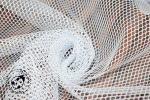 Netzstoff/Mesh Fabric "Uni". Mit diesem stabilen Netz-Stoff kannst du bei deinen genähten Stücken schöne Akzente setzen, sowie coole Taschen, Einkaufsnetze, Flaschenhalter und Co. nähen. Mesh-Material lässt sich gut verarbeiten, ist farbecht und waschbar. Netzstoff/Mesh eignet sich besonders gut für die Herstellung von Taschen und Täschchen, aber auch für schöne Akzente an Deinen Nähwerken. Netzstickerei - Meterware/Stoff - Glückpunkt