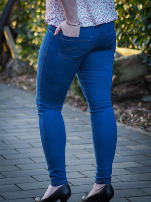 eBook - "Jeggings Damen" - Hose - Schneiderline - Die Jeggings ist eine schmal geschnittene Hose, welche die Bequemlichkeit einer Leggings mit dem Look einer Jeans vereint! Die angedeuteten Fronttaschen, die Gesäßtaschen sowie die abgesteppten Nähte verleihen der Jeggings einen coolen Look und sieht somit einer Skinny Jeans zum Verwechseln ähnlich. Alternativ kannst Du die Jeggings auch als einfache Leggings nähen. Nähen - Damen - Hose - Glückpunkt